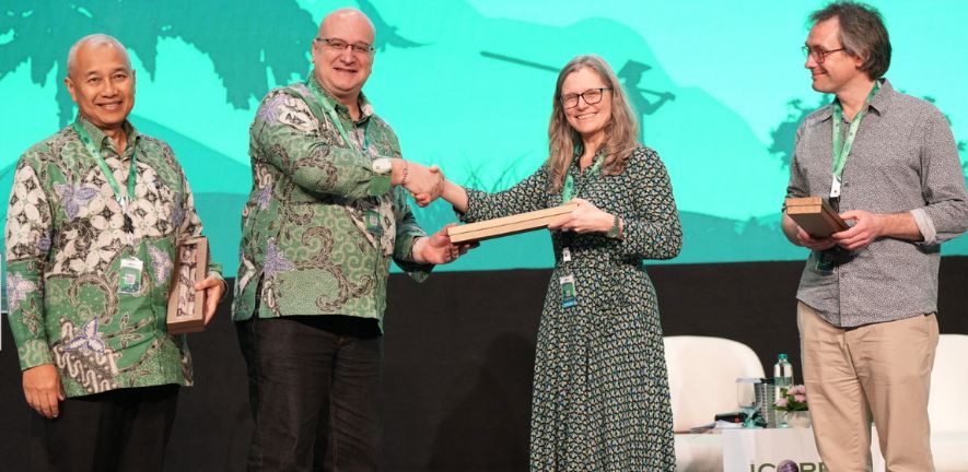 Professor Lynn Dicks and Professor Edgar Turner receiving being thanked for their participation at iCOPE2025